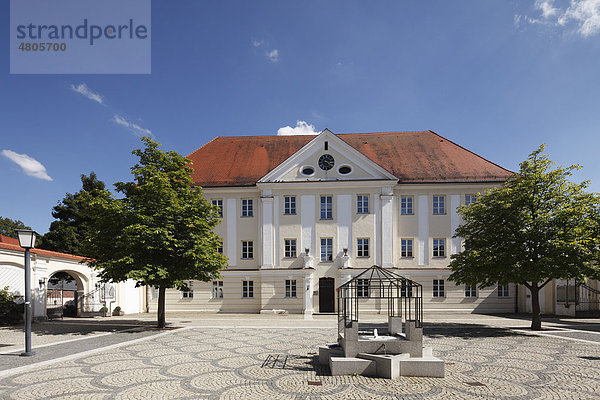 Dossenbergerhaus  Dossenberger Hof  ehemalige Vorderöstereichische Kaserne  Günzburg  Donauried  Schwaben  Bayern  Deutschland  Europa