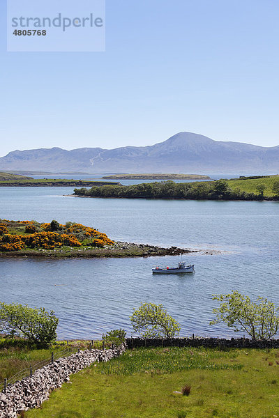 Blick von Rosturk über Clew Bay zum Berg Croagh Patrick  County Mayo  Connacht  Republik Irland  Europa