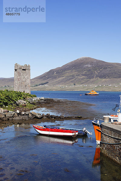Carrickahowley Castle  Granuaile's Tower  Hafen in Cloghmore  Achill Island  hinten Corraun Hill  County Mayo  Connacht  Republik Irland  Europa