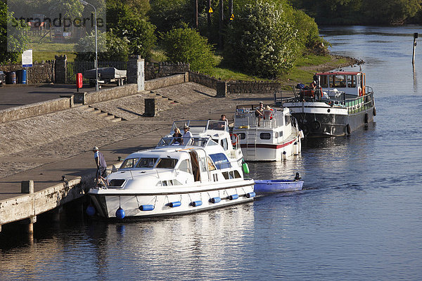 Boote auf Shannon  Anlegestelle Shannonbridge  County Offaly  Leinster  Republik Irland  Europa