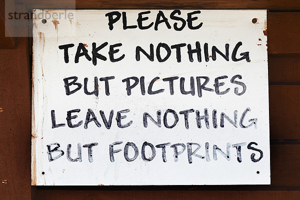 Handgeschriebenes Schild Please take nothing but pictures leave nothing but footprints  County Offaly  Republik Irland  Europa