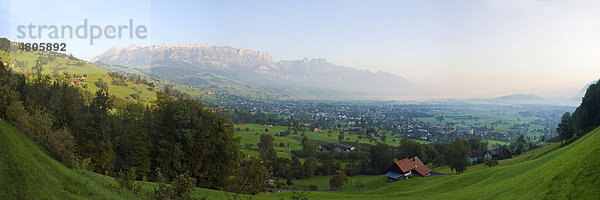 Panoramaaufnahme der Morgendämmerung über dem Alpenrheintal mit der Gemeinde Garbs und dem Bergmassiv des Alpsteins mit Hoher Kasten  Kanton St. Gallen und Appenzell Innerrhoden  Schweiz  Europa