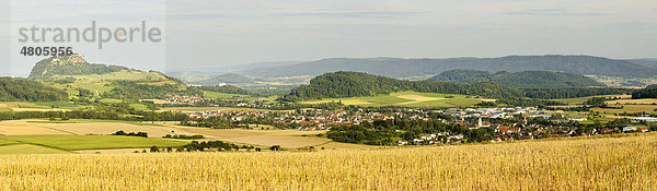 Blick über Getreidefelder im Hegau  links am Horizont der Hohentwiel  rechts das Dorf Hilzingen  Landkreis Konstanz  Baden-Württemberg  Deutschland  Europa