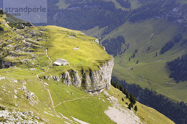 Die exponierte Alp Chlus auf dem Zisler mit Wanderrundweg zur Ebenalp  Wildkirchli  Schäfler  Kanton Appenzell-Innerrhoden  Schweiz  Europa