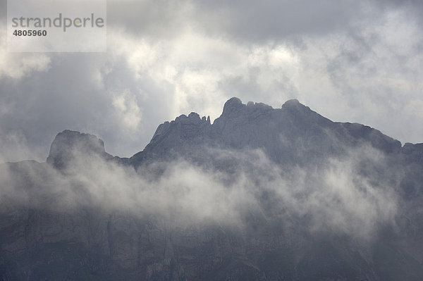 Schroffer Gebirgsgrat in den Appenzeller Alpen zwischen Gewitterwolken  Kanton Appenzell-Innerrhoden  Schweiz  Europa