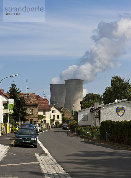 Ort Garstadt  dahinter die Kühltürme des E.ON Kernkraftwerks Grafenrheinfeld  Schweinfurt  Bayern Deutschland  Europa