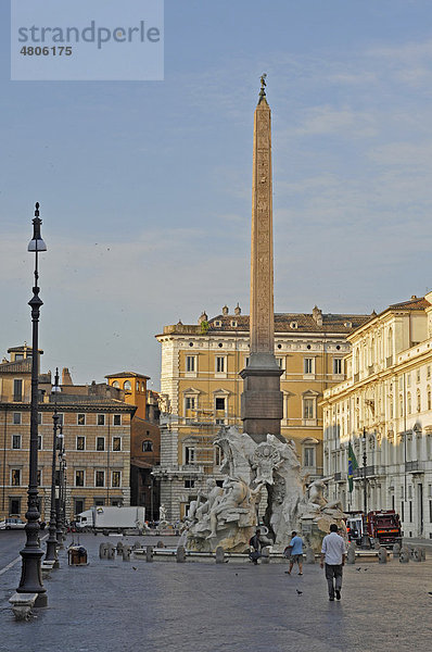 Obelisk und Fontana dei Quattro Fiumi Vierströmebrunnen  Piazza Navona  Rom  Latium  Italien  Europa