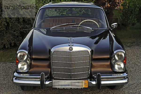 Oldtimer  Frontansicht vom Mercedes 250 SE  Baujahr 1962-65  110 KW  150 PS
