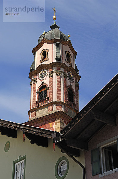 Turm der Pfarrkirche St. Peter und Paul  um 1740 barockisiert  von der Hochstraße gesehen  Mittenwald  Oberbayern  Bayern  Deutschland  Europa