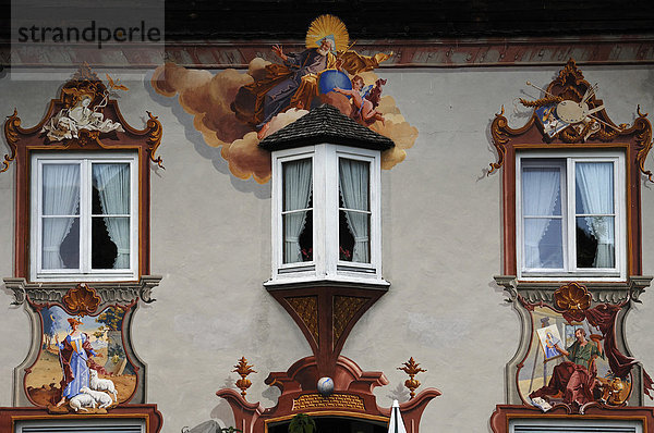 Lüftlmalerei an einer Hausfassade mit einem Erker  Hochstrasse  Mittenwald  Oberbayern  Bayern  Deutschland  Europa
