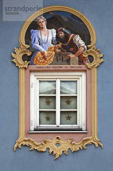 Lüftlmalerei an einem Fenster  1996  Gestaltung und Stuck von Sebastian Pfeffer  Fresko Stephan Pfeffer  Obermarkt 9  Mittenwald  Oberbayern  Bayern  Deutschland  Europa