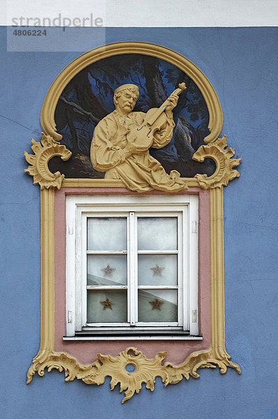 Relief-Figur eines Geigenbauers  1996  Gestaltung und Stuck von Sebastian Pfeffer  Fresko Stephan Pfeffer  Obermarkt 9  Mittenwald  Oberbayern  Bayern  Deutschland  Europa