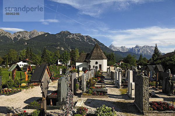 Friedhof von Wallgau  hinten das Karwendelgebirge  Wallgau  Oberbayern  Bayern  Deutschland  Europa