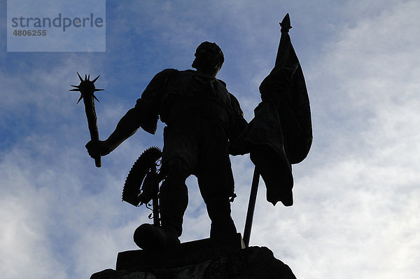 Silhouette der überlebensgroßen Gusseisen-Statue vom Schmied von Kochel  eingeweiht 27. Mai 1900  Dorfplatz  Kochel am See  Oberbayern  Bayern  Deutschland  Europa