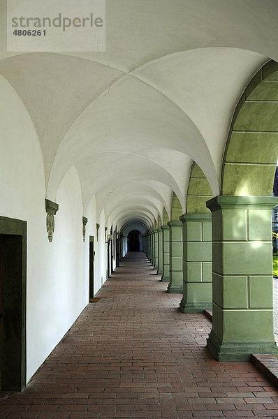 Säulengang im Kloster Benediktbeuren  Benediktbeuren  Oberbayern  Bayern  Deutschland  Europa