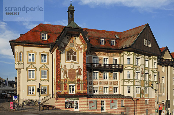 Fassade des Marienstifts mit Lüftlmalerei  Kapellengasteig  Bad Tölz  Oberbayern  Deutschland  Europa