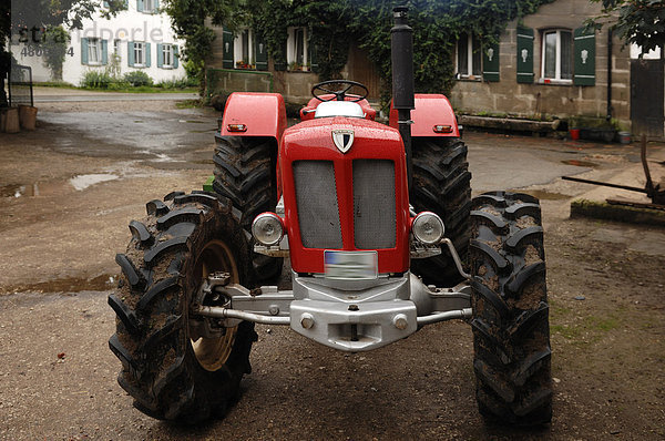 Oldtimer  Schlüter-Traktor auf einem Bauernhof  6 Zylinder  75 PS  6  5 Liter Hubraum  Baujahr 1969  Schlüter Traktorbau 1937-1993  Tauchersreuth  Mittelfranken  Bayern  Deutschland  Europa
