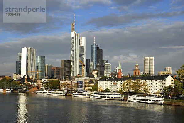 Skyline von Altstadt und Bankenviertel  Boote auf dem Main am Mainkai  Frankfurt am Main  Hessen  Deutschland  Europa