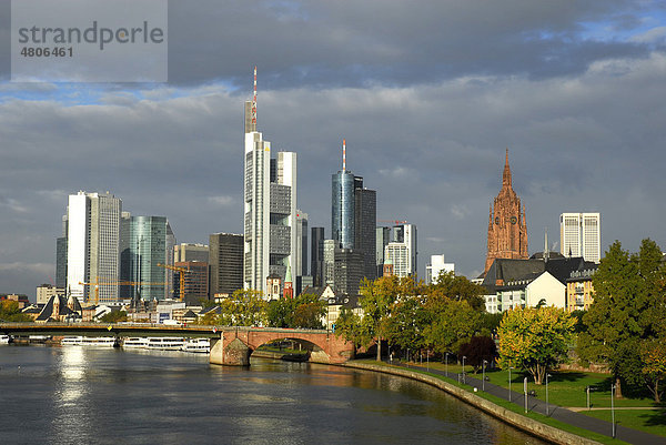 Skyline von Altstadt und Bankenviertel  Alte Brücke über den Main  Frankfurt am Main  Hessen  Deutschland  Europa