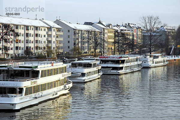 Boote auf dem Fluss am Mainkai  Schnee im Winter  Frankfurt am Main  Hessen  Deutschland  Europa