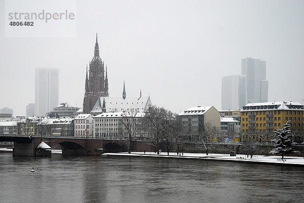 Dom  Bürogebäude und Alte Brücke über den Fluss  Frankfurt am Main  Hessen  Deutschland  Europa