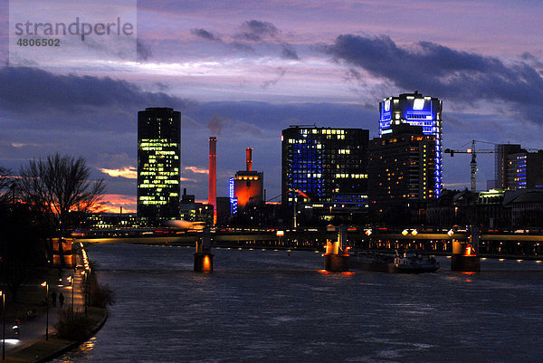 Westhafen im Gutleutviertel  Skyline vom Büroviertel am Abend  Frankfurt am Main  Hessen  Deutschland  Europa