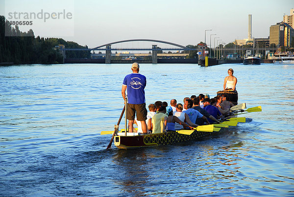 Drachenboot vor der Schleuse Offenbach  Oberrad  Frankfurt am Main  Hessen  Deutschland  Europa