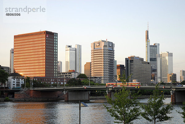 Friedensbrücke und Büroviertel am Main  Frankfurt am Main  Hessen  Deutschland  Europa