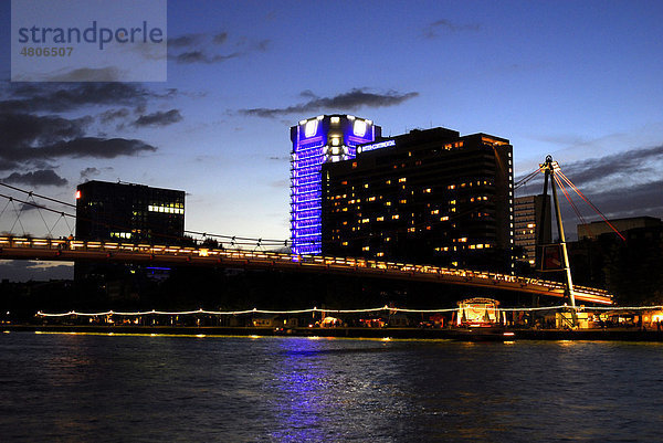 Holbeinsteg und Hochhäuser am Abend  Museumsufer  Frankfurt am Main  Hessen  Deutschland  Europa