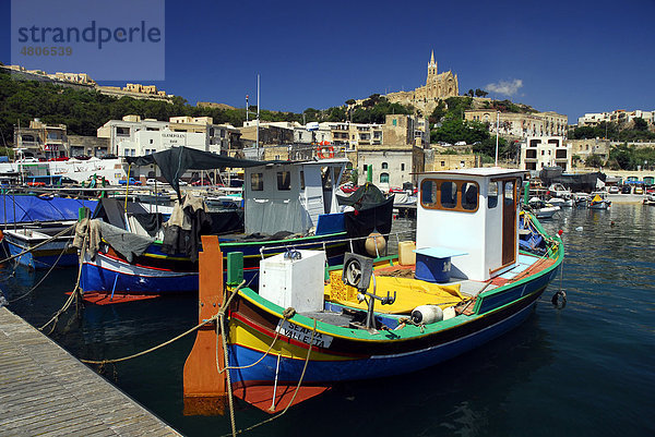 Sicht auf Kirche und Hafen  Mgarr Harbour  Mgarr  Insel Gozo  Malta  Mittelmeer  Europa