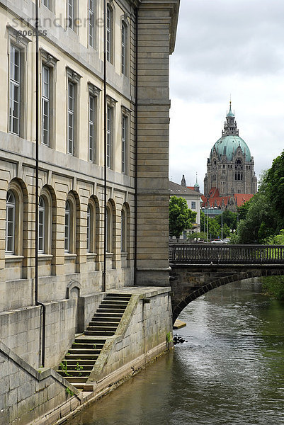 Niedersächsischer Landtag im ehemaligen Leineschloss  Leine Fluss und Neues Rathaus  Hannover  Niedersachsen  Deutschland  Europa