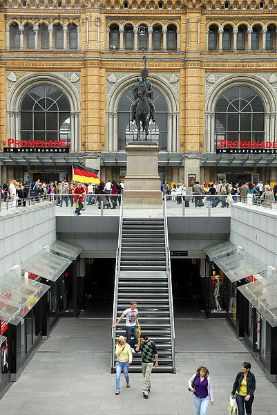 Hauptbahnhof und Einkaufspassage am Ernst-August-Platz  Hannover  Niedersachsen  Deutschland  Europa