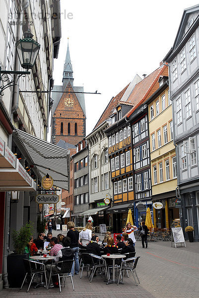 Bar  Cafe  Terrasse in der Altstadt  Fachwerkhäuser in der Kramerstraße  dahinter die Marktkirche  Hannover  Niedersachsen  Deutschland  Europa