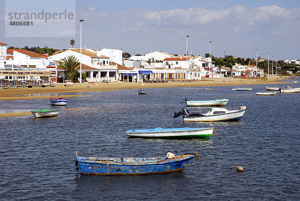 Boote auf dem Rio Piedras Fluss  Restaurants am Strand in El Rompido  Cartaya  Costa de la Luz  Huelva Region  Andalusien  Spanien  Europa