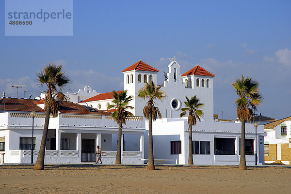 Promenade mit Kirche und Palmen  Strand  La Antilla  Lepe  Costa de la Luz  Huelva Region  Andalusien  Spanien  Europa