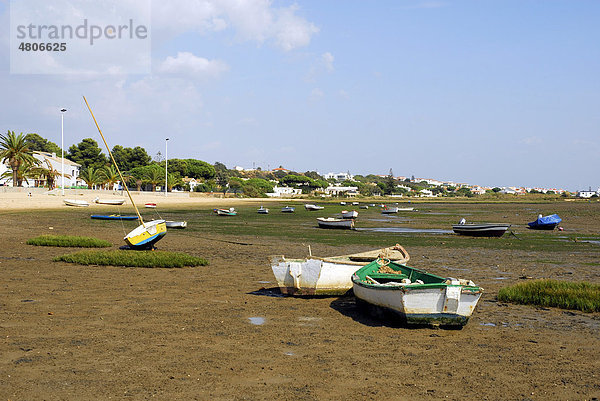 Boote am Strand in El Rompido  Ebbe  Cartaya  Costa de la Luz  Huelva Region  Andalusien  Spanien  Europa
