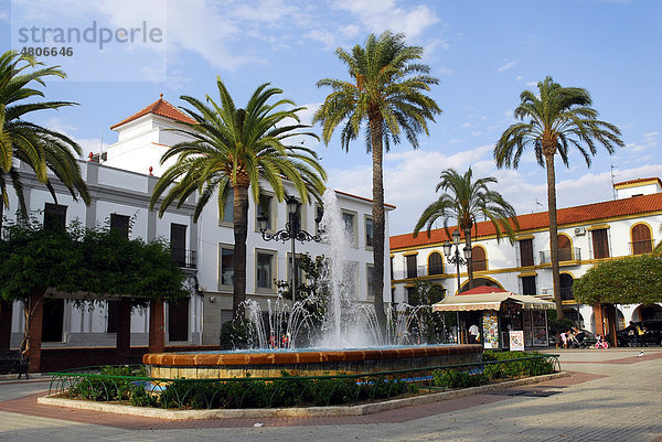 Platz mit Springbrunnen und Palmen  Altstadt von Lepe  Costa de la Luz  Huelva Region  Andalusien  Spanien  Europa