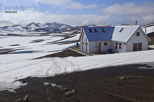 Wanderhütte in einer schneebedeckten Vulkanlandschaft  Landmannalaugar  Island  Europa