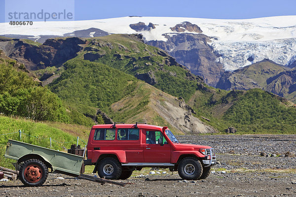 Roter Jeep in einem Flussbett am Gletscher Eyjafjallajökull  Borsmörk  Island  Europa