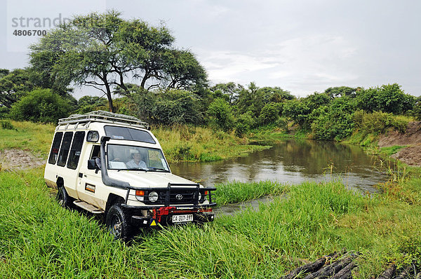 Toyota Landcruiser Geländewagen überquert den Khwai River auf einer alten Holzbrücke nahe dem Okavango-Delta  Botsuana  Afrika