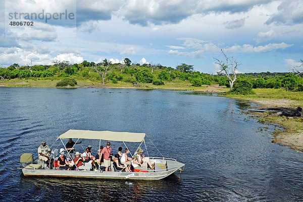 Safari auf dem Chobe Fluss  Ausflugsboot mit Touristen im Chobe Nationalpark nahe Kasane  Botsuana  Afrika