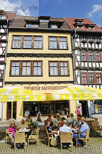 Historische Architektur  Fachwerkhäuser  Cafes und Restaurants  am Domplatz  Erfurt  Thüringen  Deutschland  Europa