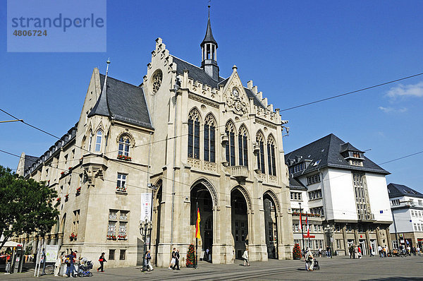 Erfurter Rathaus im Baustil der Neugotik  Fischmarkt  Erfurt  Thüringen  Deutschland  Europa