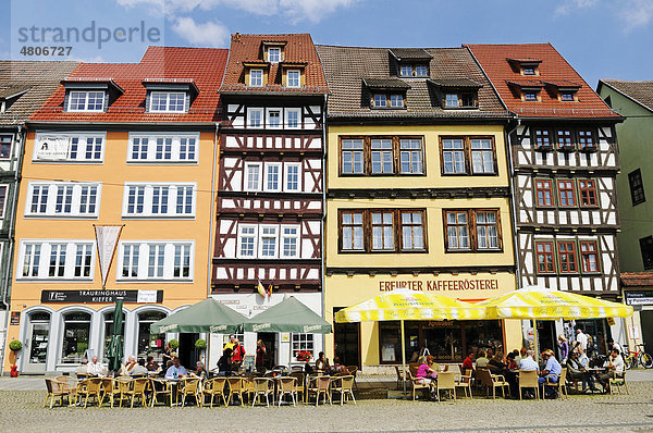 Historische Architektur mit Fachwerkhäuser  Cafes und Restaurants  am Domplatz  Erfurt  Thüringen  Deutschland  Europa