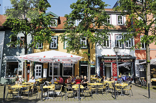 Straßencafe und Born Senf-Laden und Senf-Museum am Wenigemarkt  Erfurt  Thüringen  Deutschland  Europa