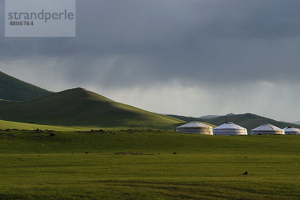 Regenwolken stehen über einem Jurtenlager oder Gercamp  im Grasland am Orkhon Wasserfall  Orkhon Khürkhree  Kharkhorin  Övörkhangai Aimak  Mongolei  Asien