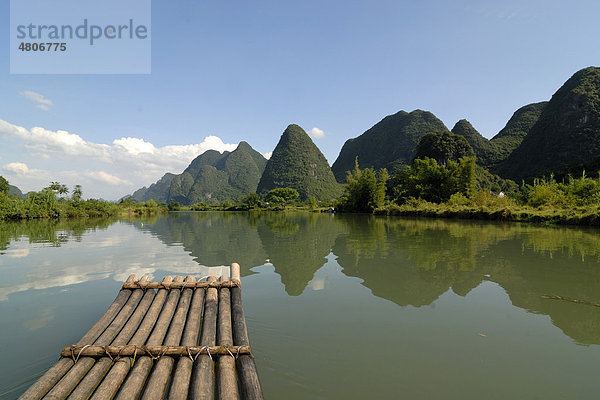 Bambusfloß auf dem Yulong Fluss in der Karstfelsenlandschaft bei Yangshuo  Guilin  Guangxi  China  Asien