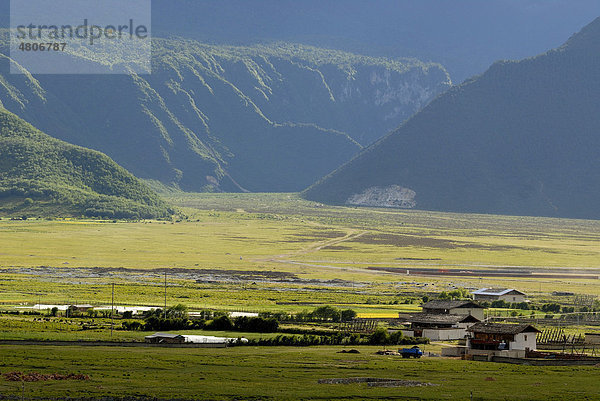 Tibetische Bauernhäuser eines Dorfes in Osttibet mit Rapsfeldern in den Himalayaausläufern  Kham  Shangri la  tibetisch: Gyelthang  Osttibet  heute Provinz Yunnan  China  Asien