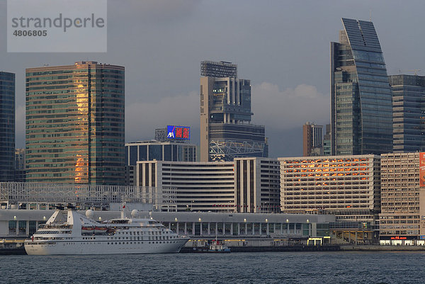 Abendlich erleuchtetes Hongkong mit Wolkenkratzern  Hochhäusern und Bootsanleger der Star Ferry von Hongkong Central und Kowloon  Hongkong  China  Asien