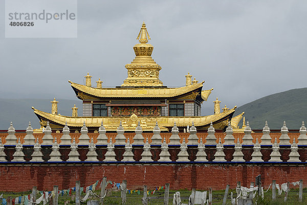 Goldene Dächer und Chörten eines tibetischen Klosters im Grasland von Tagong vor dem Schneeberg Mount Zhara Lhatse  5820m  Kloster Lhagang  Lhagang Gompa  Tibet  Kham  Tagong  Sichuan  China  Asien